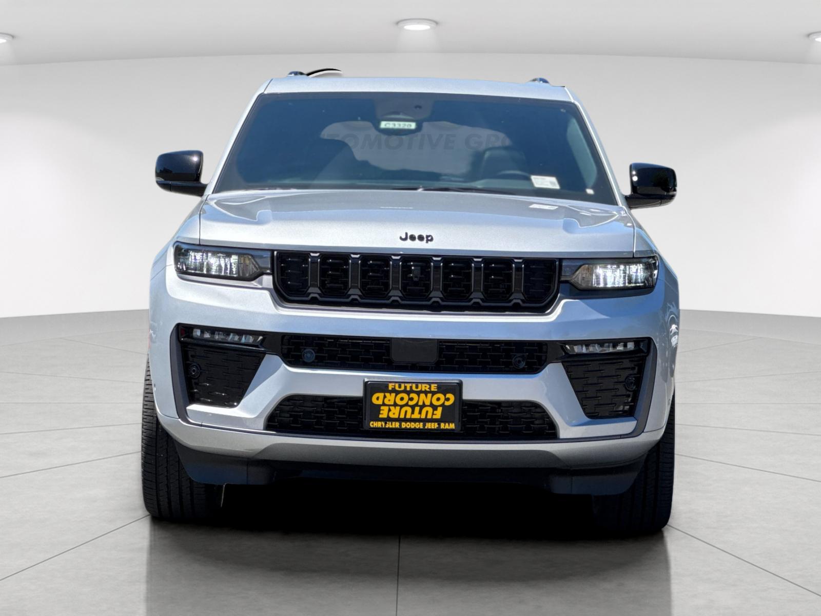New 2026 Silver Zynith Exterior Paint Jeep Limited Reserve image 9