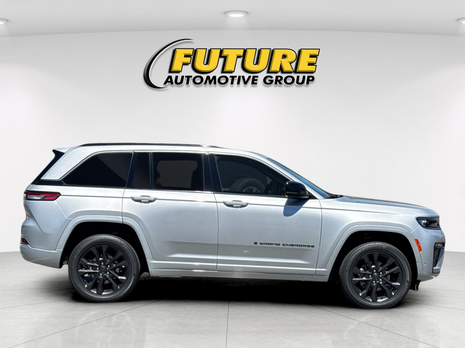 New 2026 Silver Zynith Exterior Paint Jeep Limited Reserve image 3