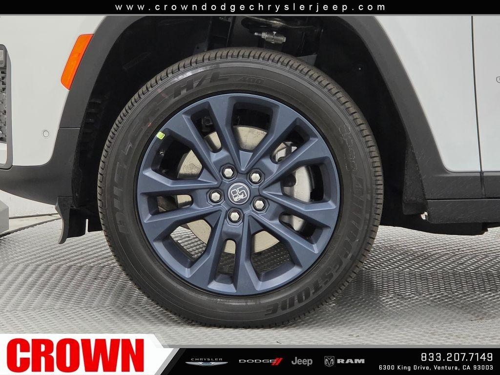 New 2026 Bright White Clear-Coat Exterior Paint Jeep  image 32