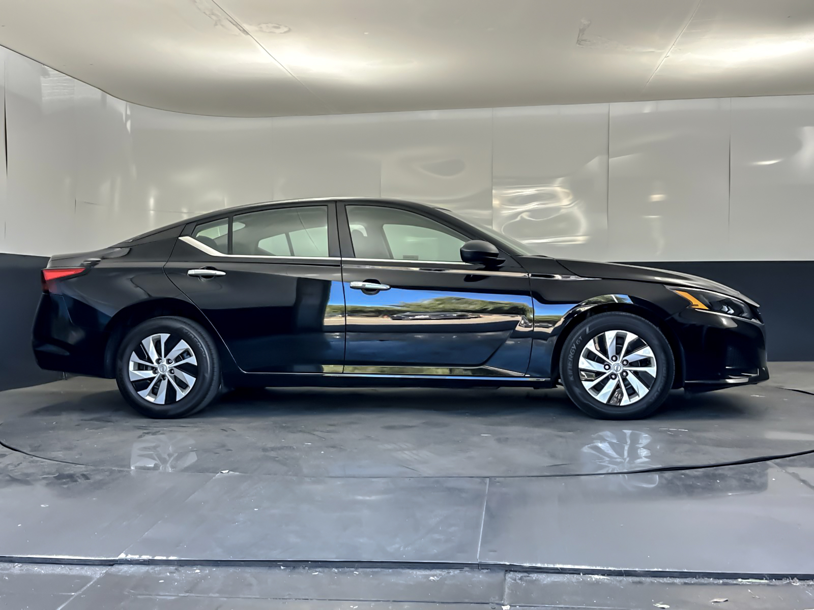 Used 2025 Black Nissan 2.5 S image 2