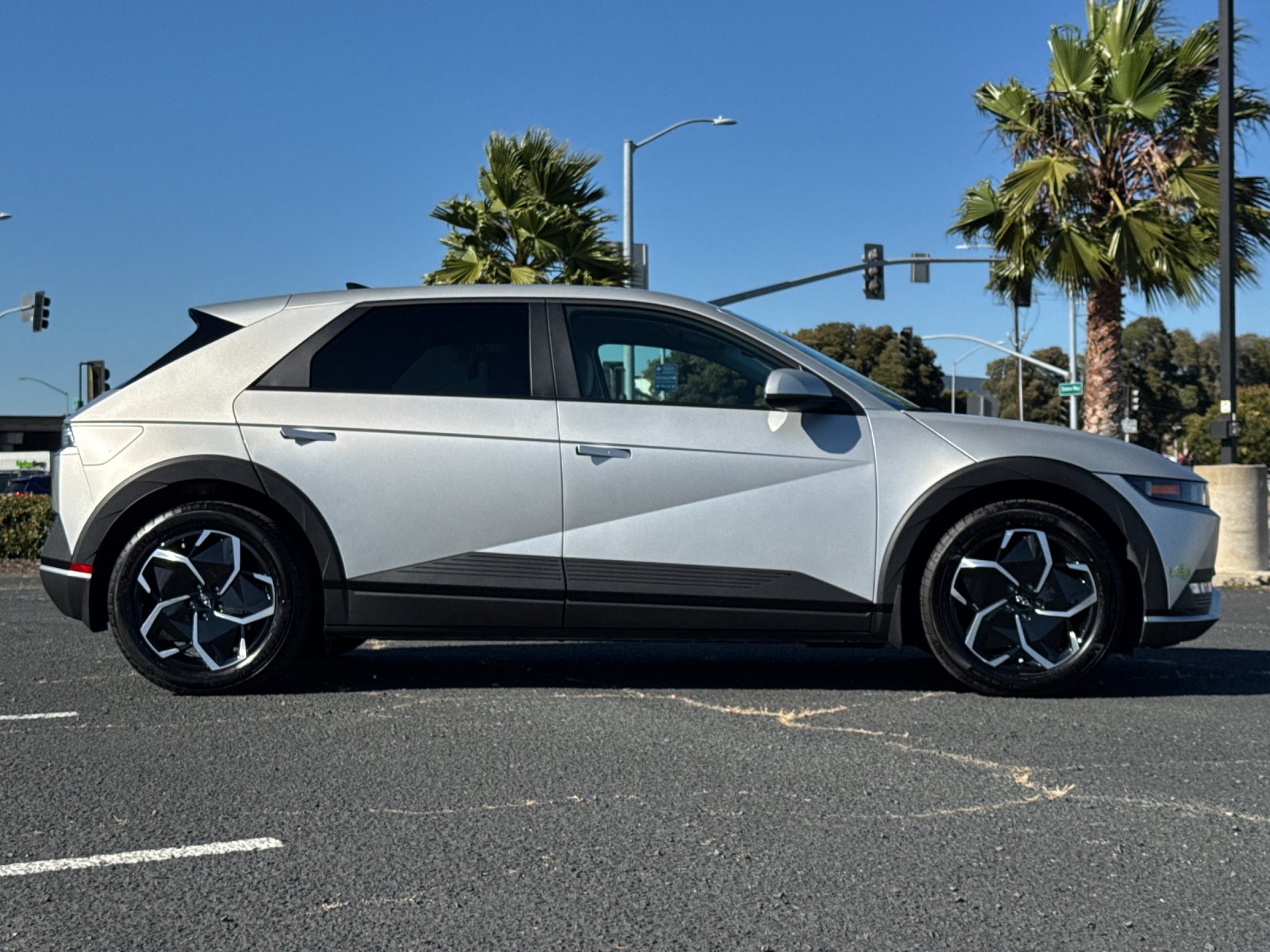 Used 2023 Gold Hyundai SEL image 2
