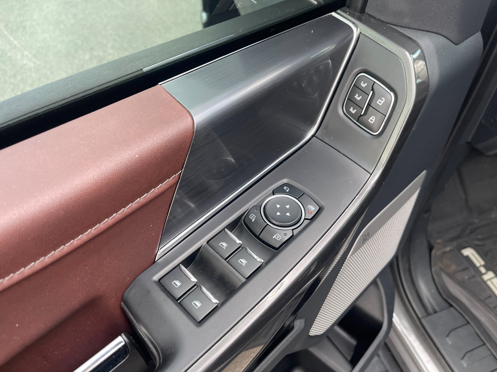 Used 2023 Gray Ford Lariat image 13