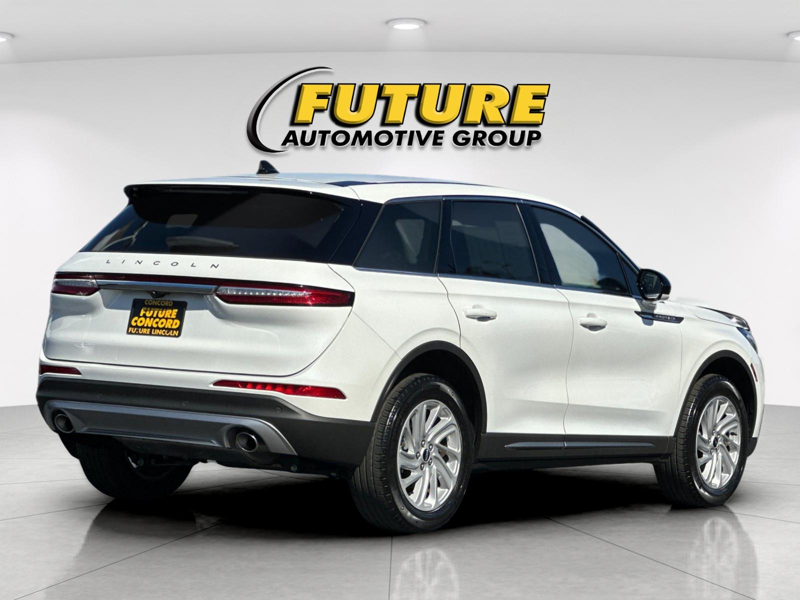 Used 2023 White Lincoln Standard image 3