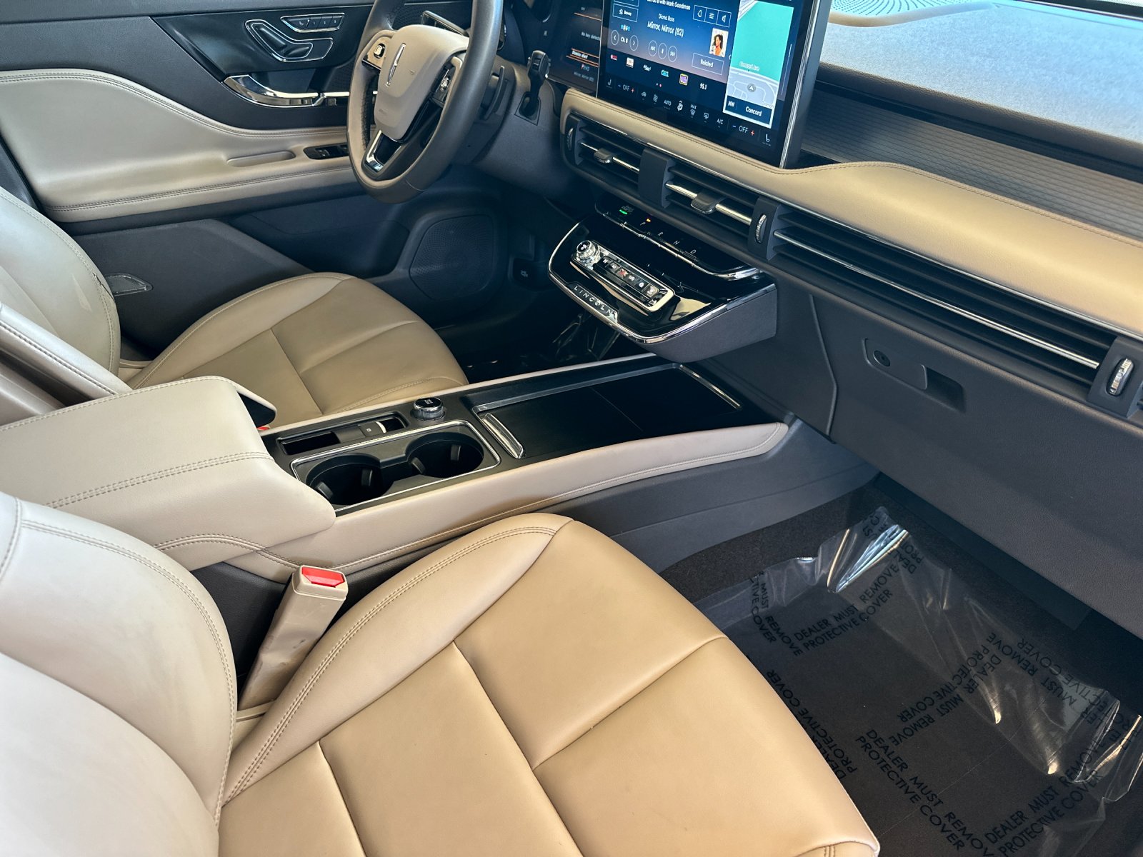 Used 2023 White Lincoln Standard image 15