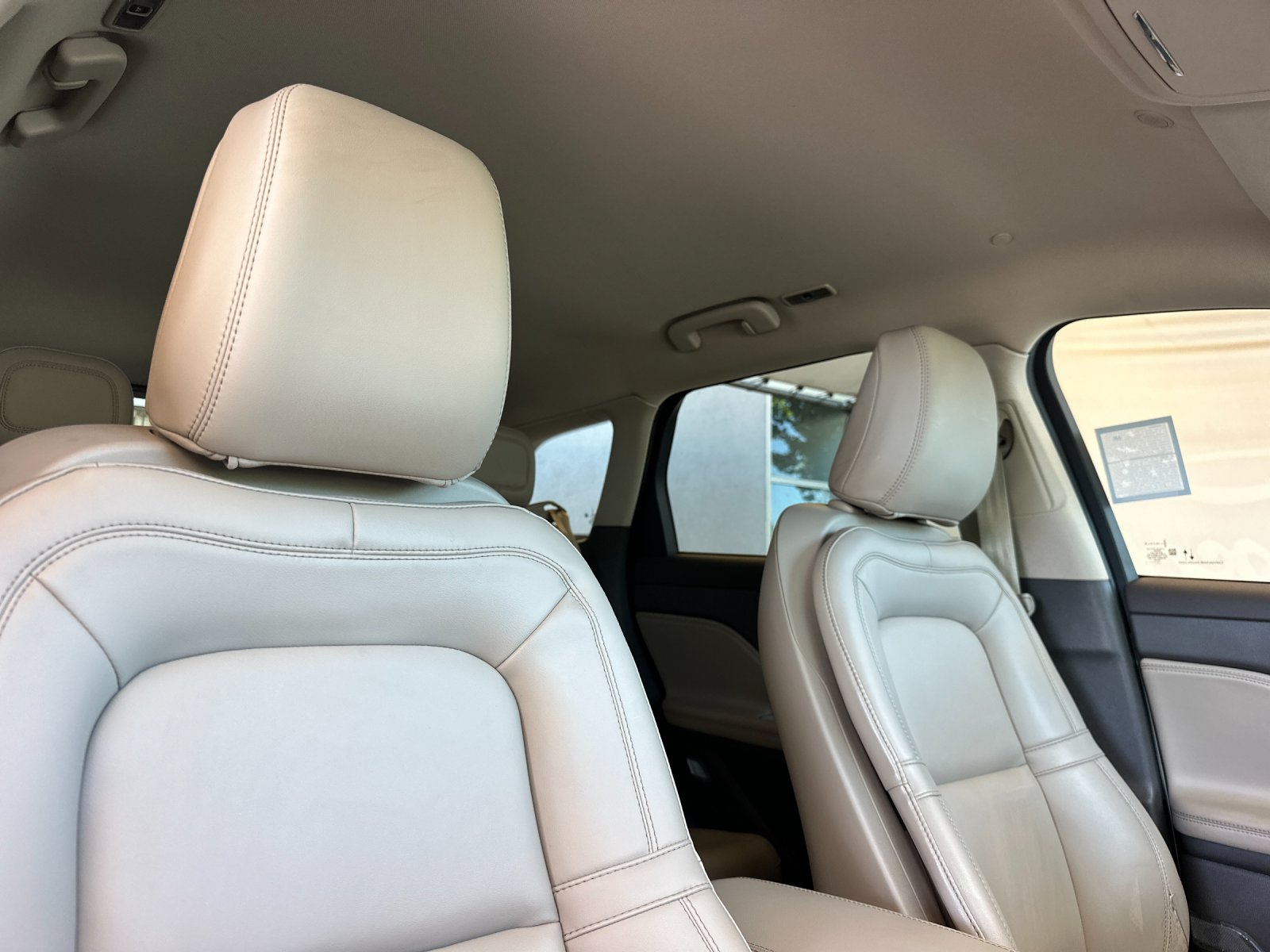 Used 2023 White Lincoln Standard image 16