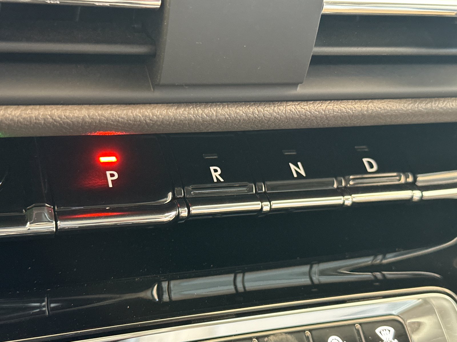 Used 2023 White Lincoln Standard image 21