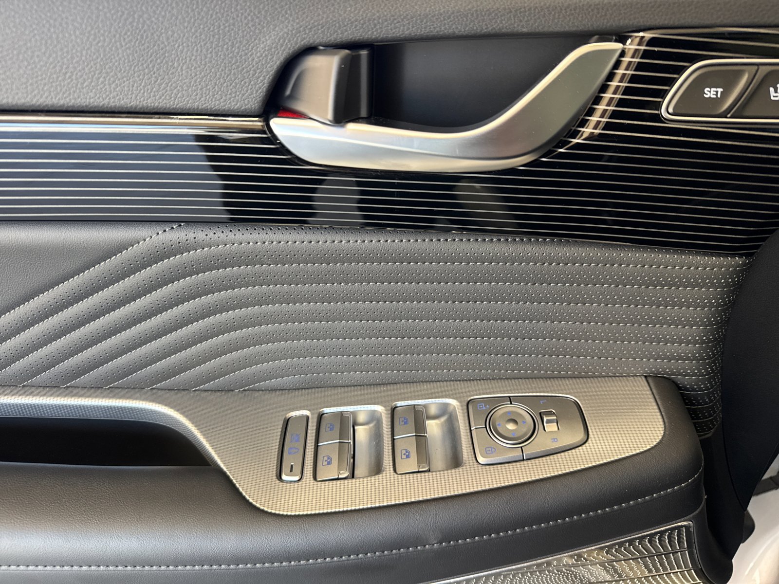 Used 2025 Silver Hyundai Calligraphy image 10