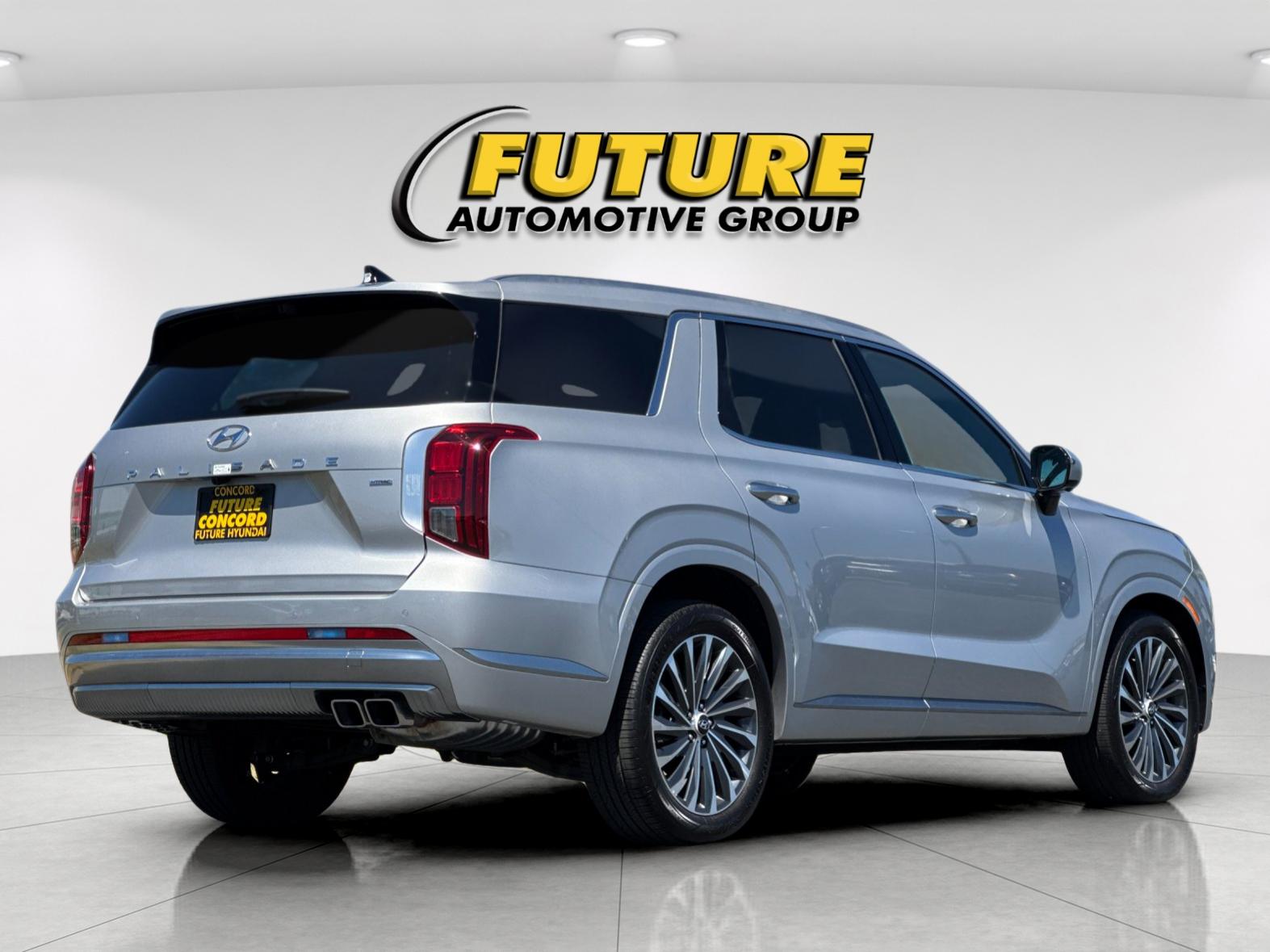 Used 2025 Silver Hyundai Calligraphy image 3