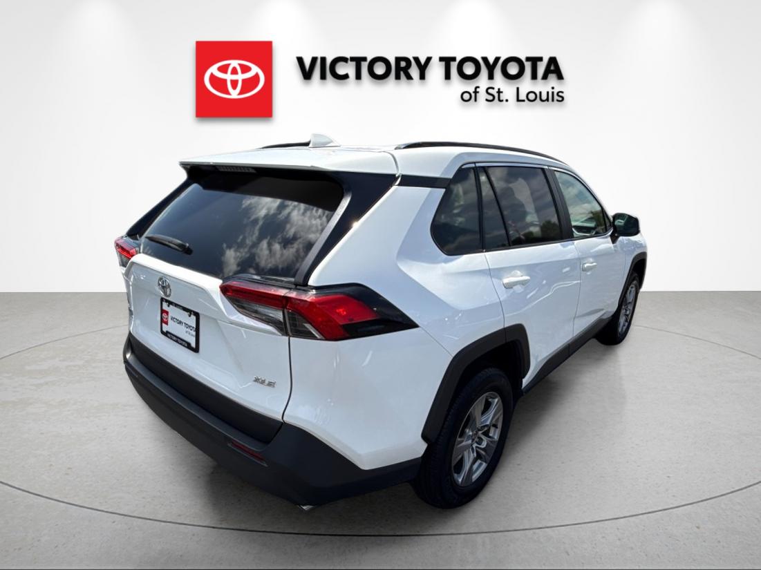 Used 2025 White Toyota XLE image 3