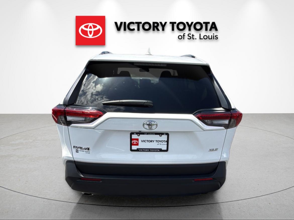 Used 2025 White Toyota XLE image 4