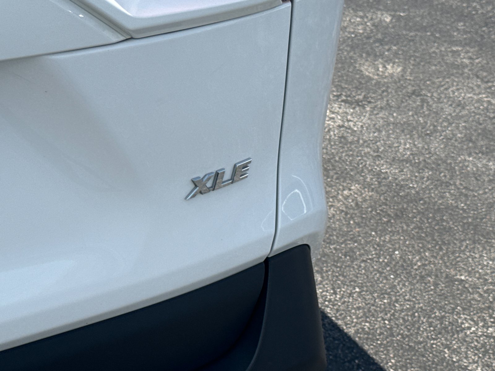 Used 2025 White Toyota XLE image 21