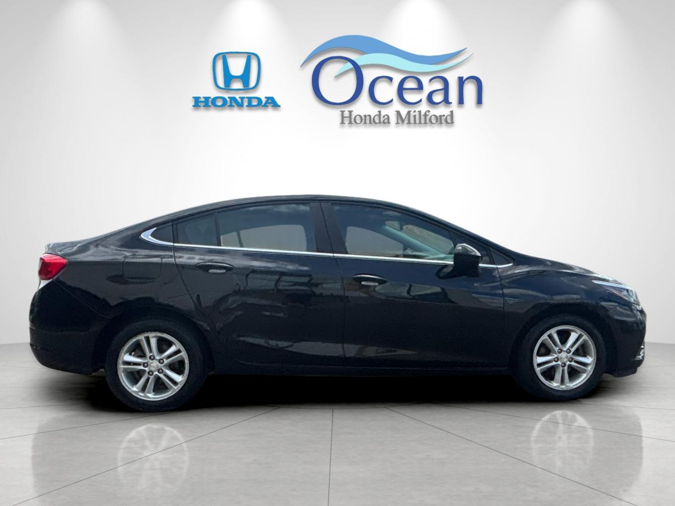 Used 2017 Chevrolet Cruze LT with VIN 1G1BE5SM8H7208159 for sale in Milford, CT