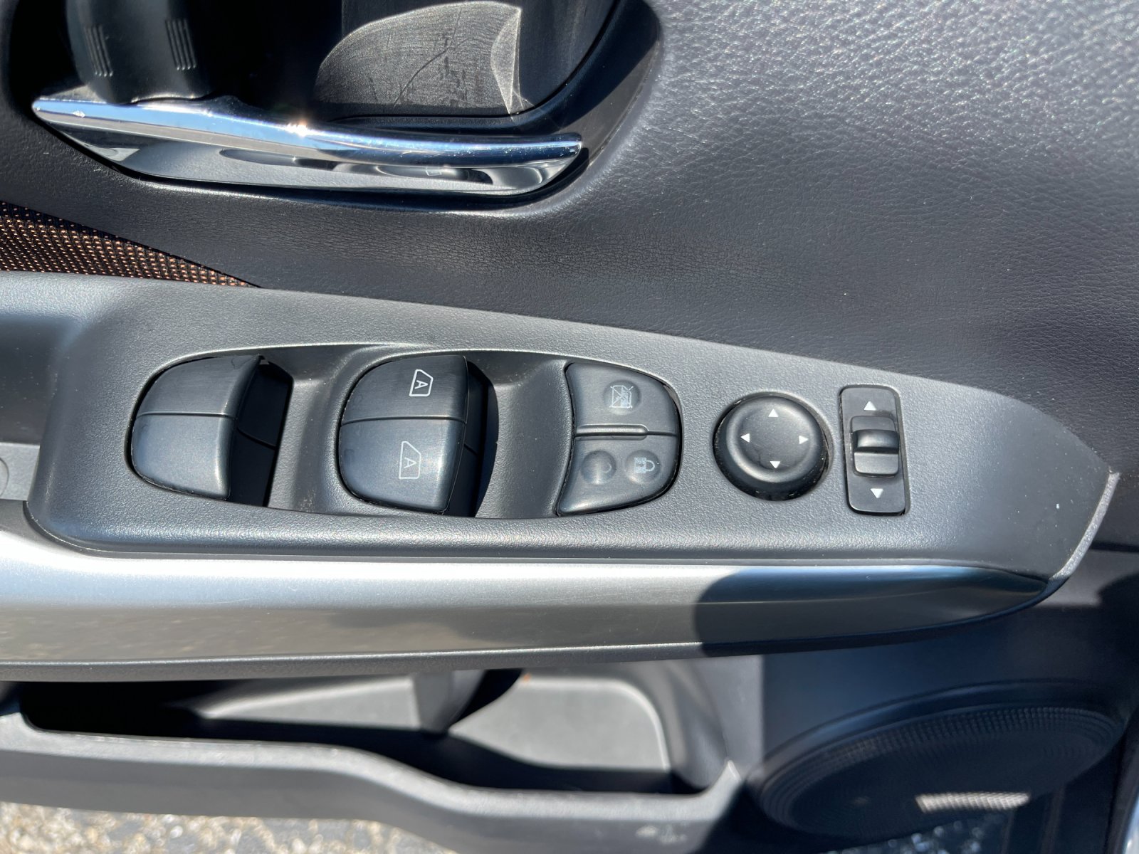 Used 2019 Gray Nissan SR image 12