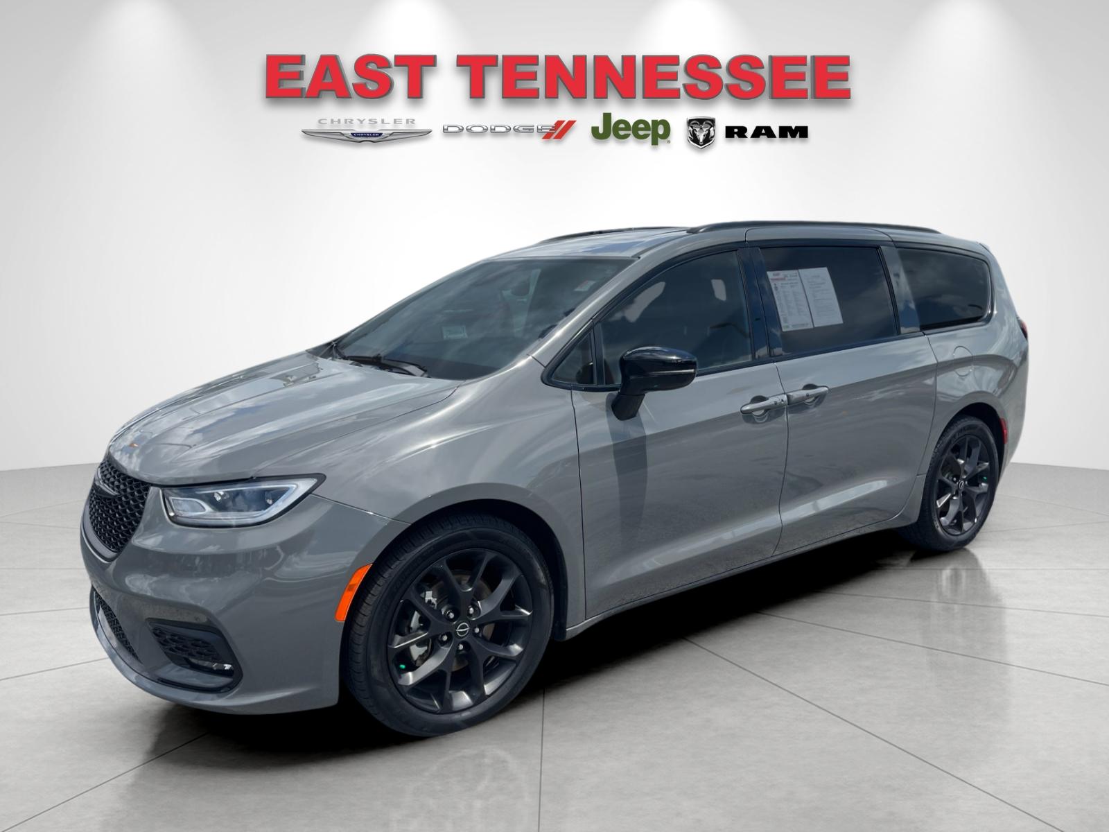 Used 2025 White Chrysler Limited image 7