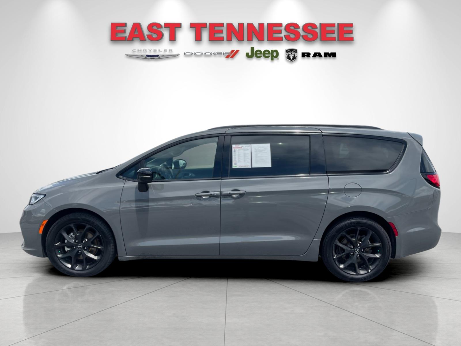 Used 2025 White Chrysler Limited image 6
