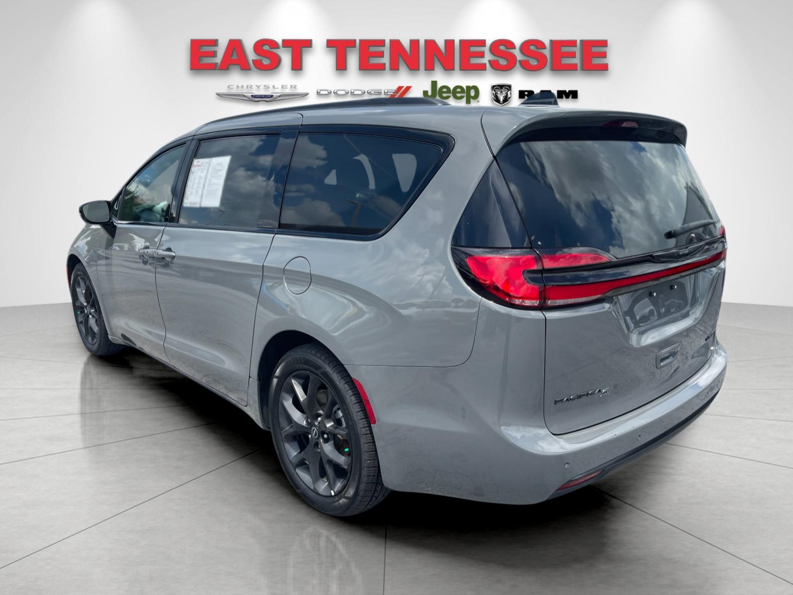 Used 2025 White Chrysler Limited image 5