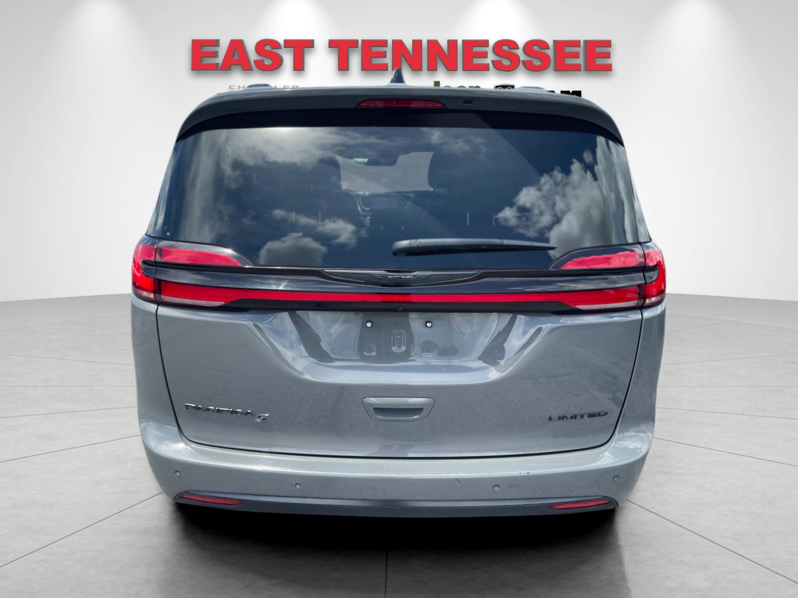 Used 2025 White Chrysler Limited image 4