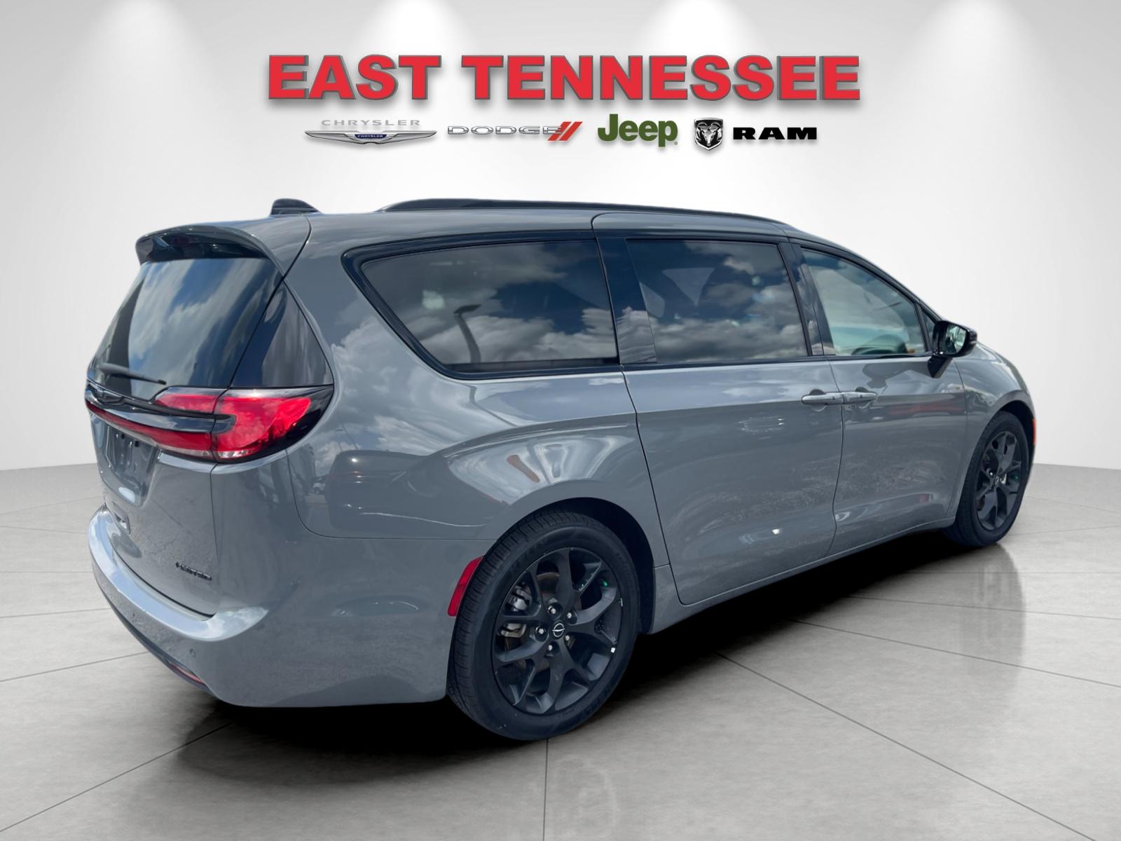 Used 2025 White Chrysler Limited image 3