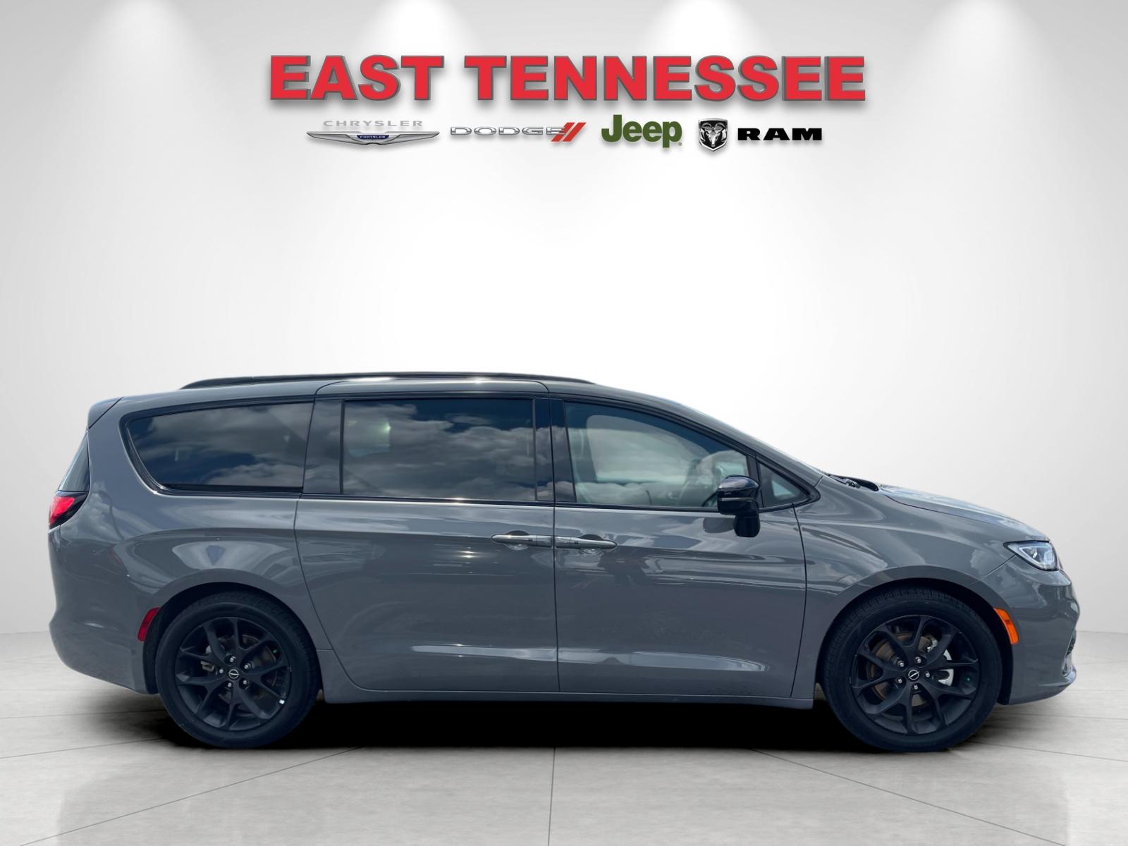 Used 2025 White Chrysler Limited image 2