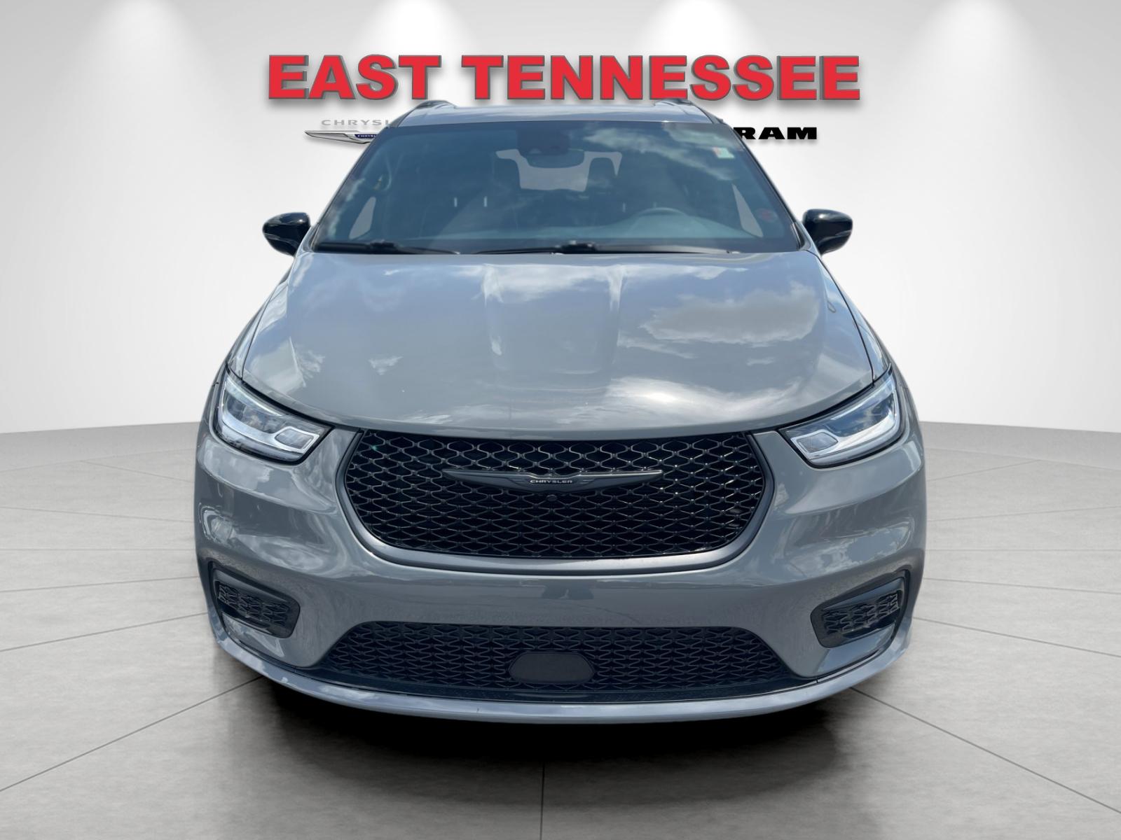 Used 2025 White Chrysler Limited image 9