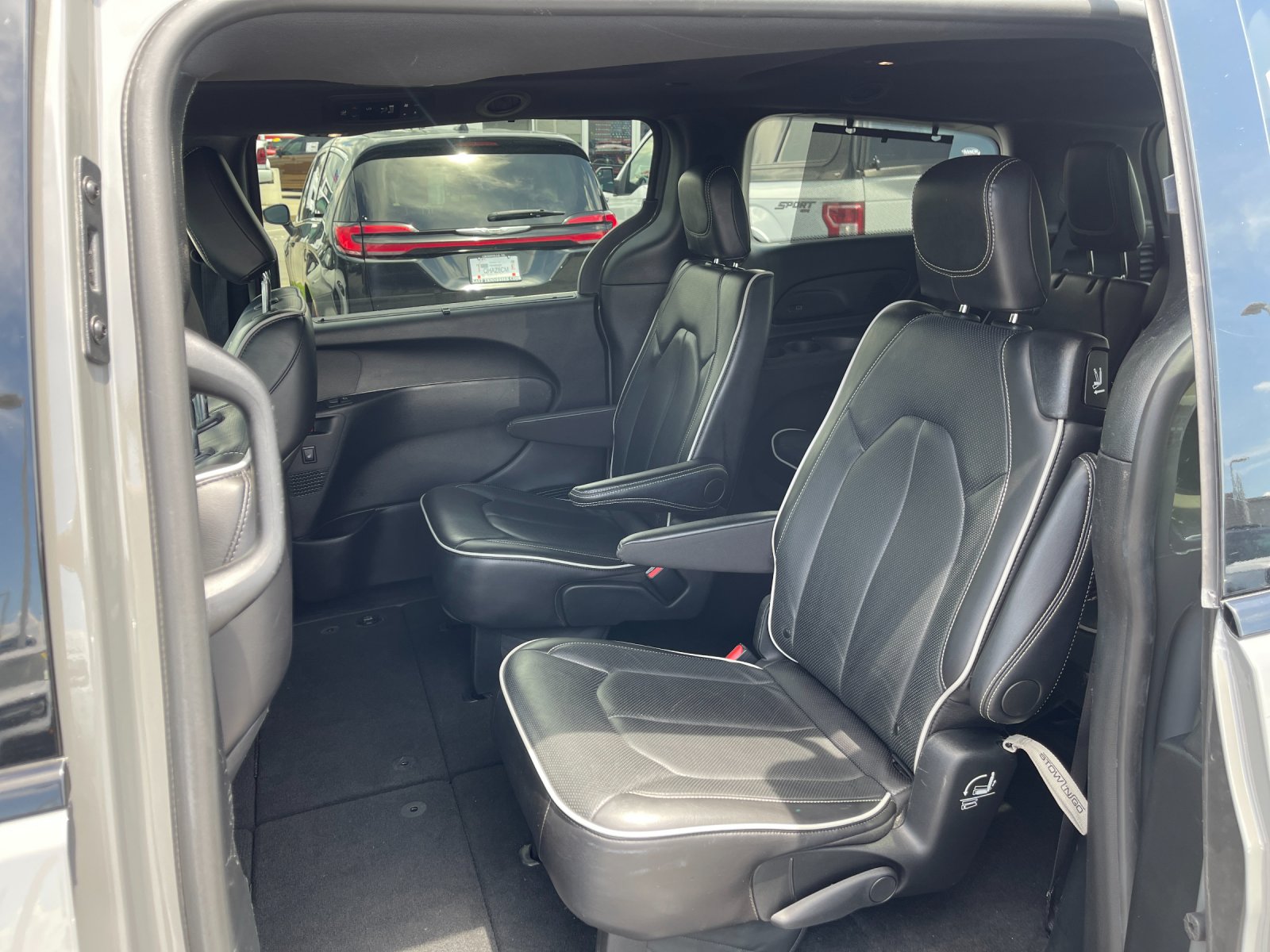 Used 2025 White Chrysler Limited image 14