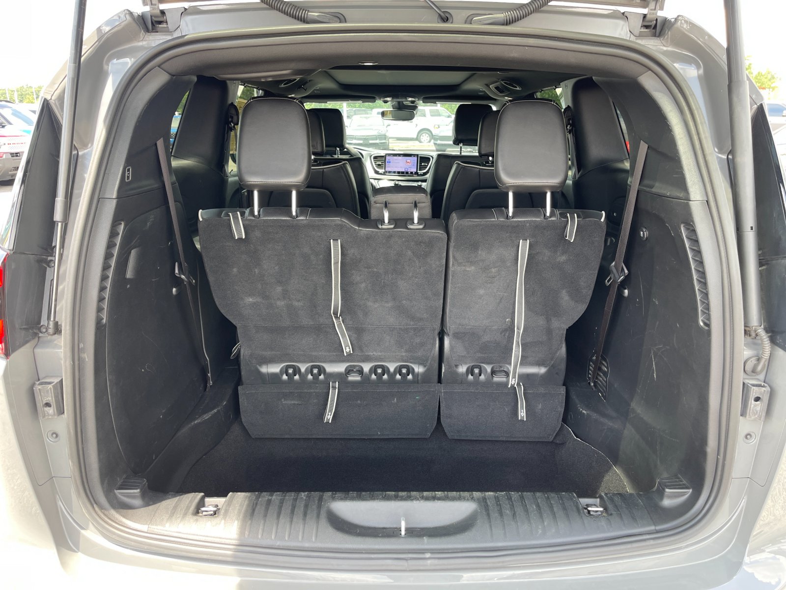 Used 2025 White Chrysler Limited image 18