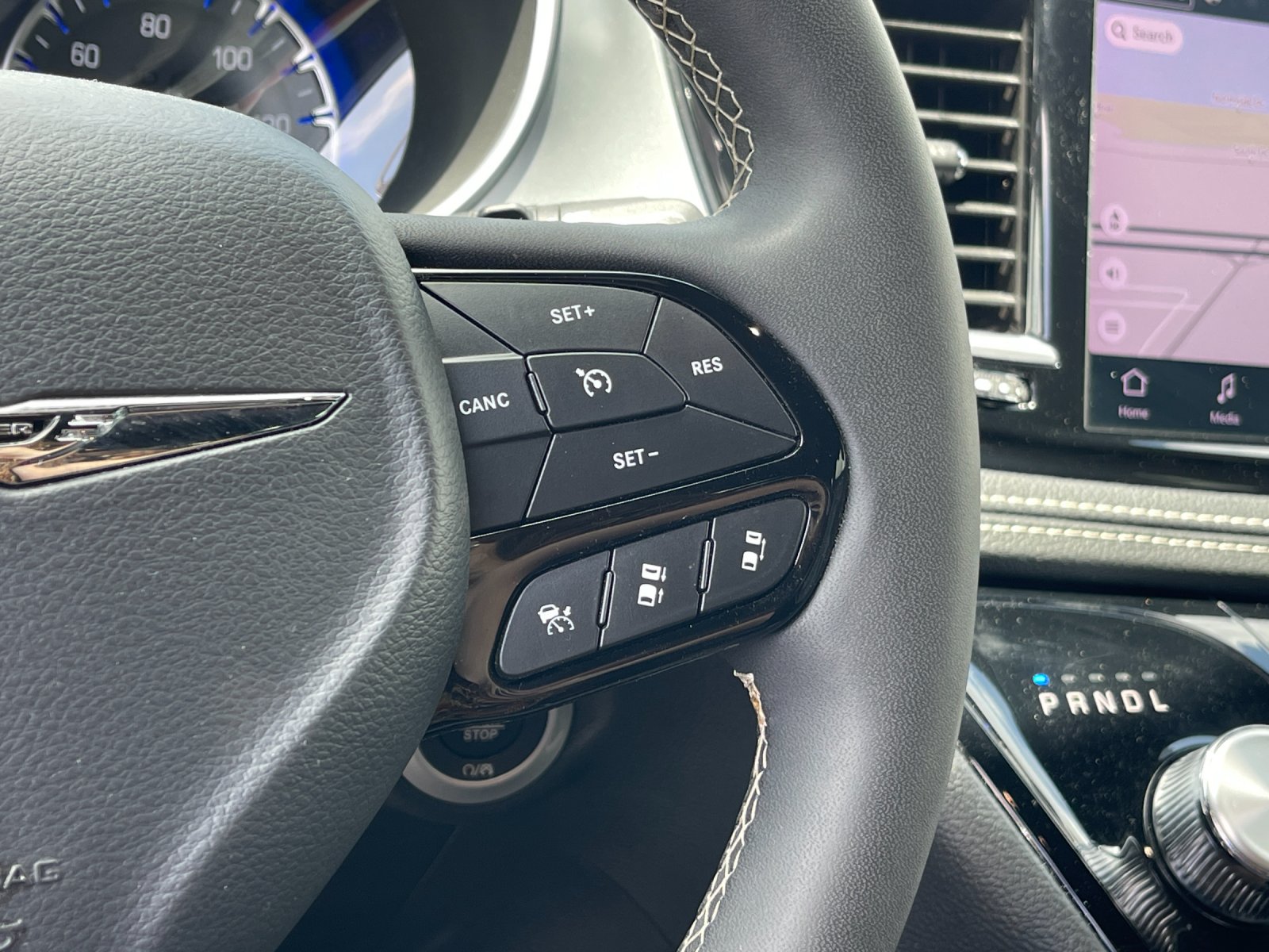 Used 2025 White Chrysler Limited image 30