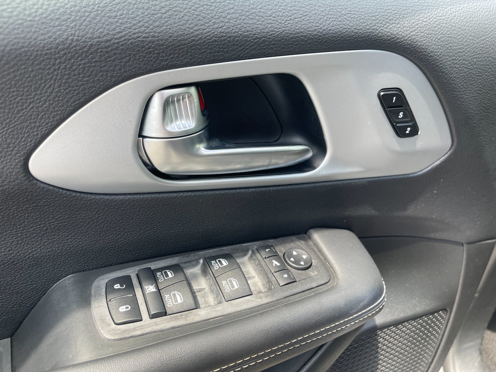Used 2025 White Chrysler Limited image 13