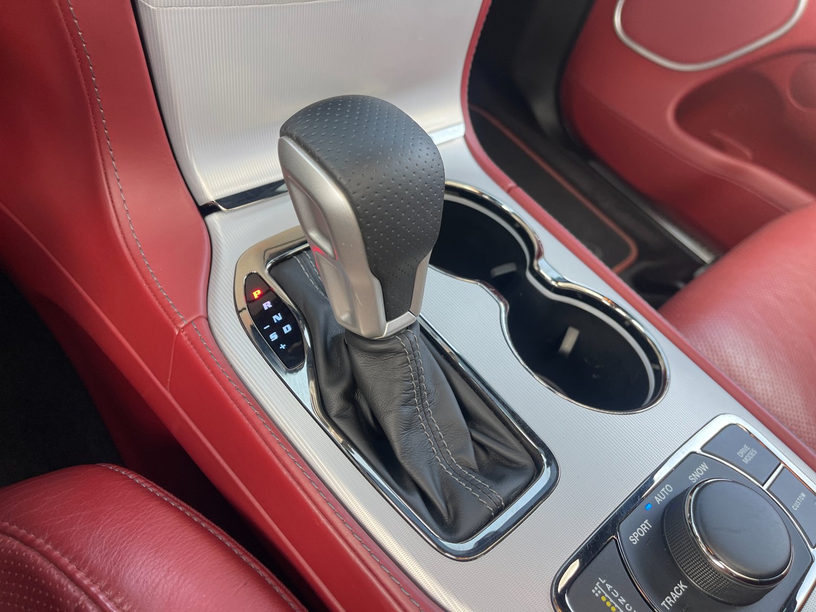 Used 2018 Silver Jeep Trackhawk image 25