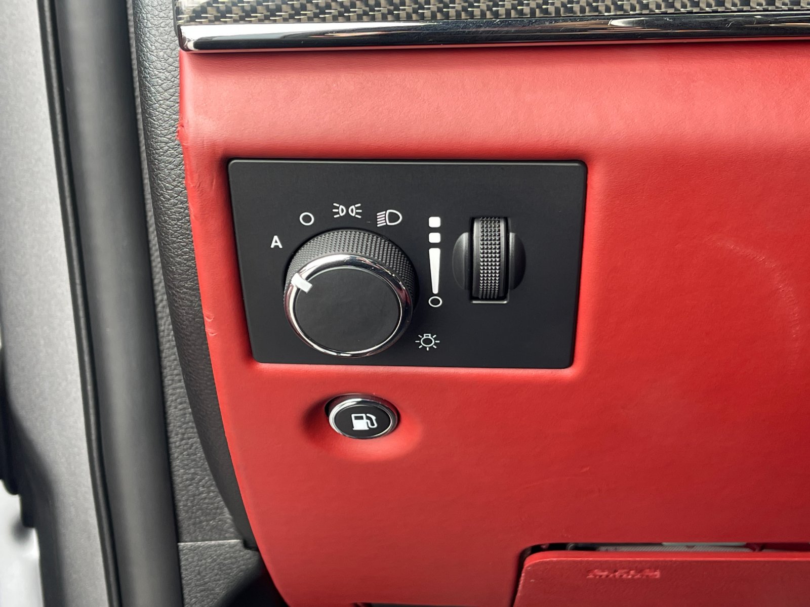 Used 2018 Silver Jeep Trackhawk image 32