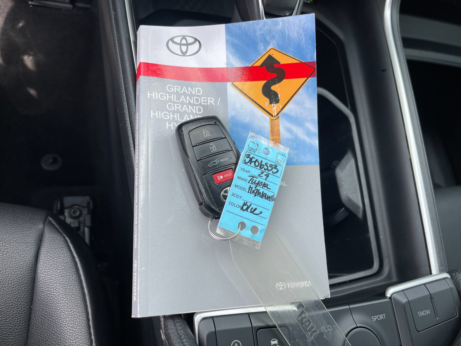 Used 2024  Toyota XLE image 10