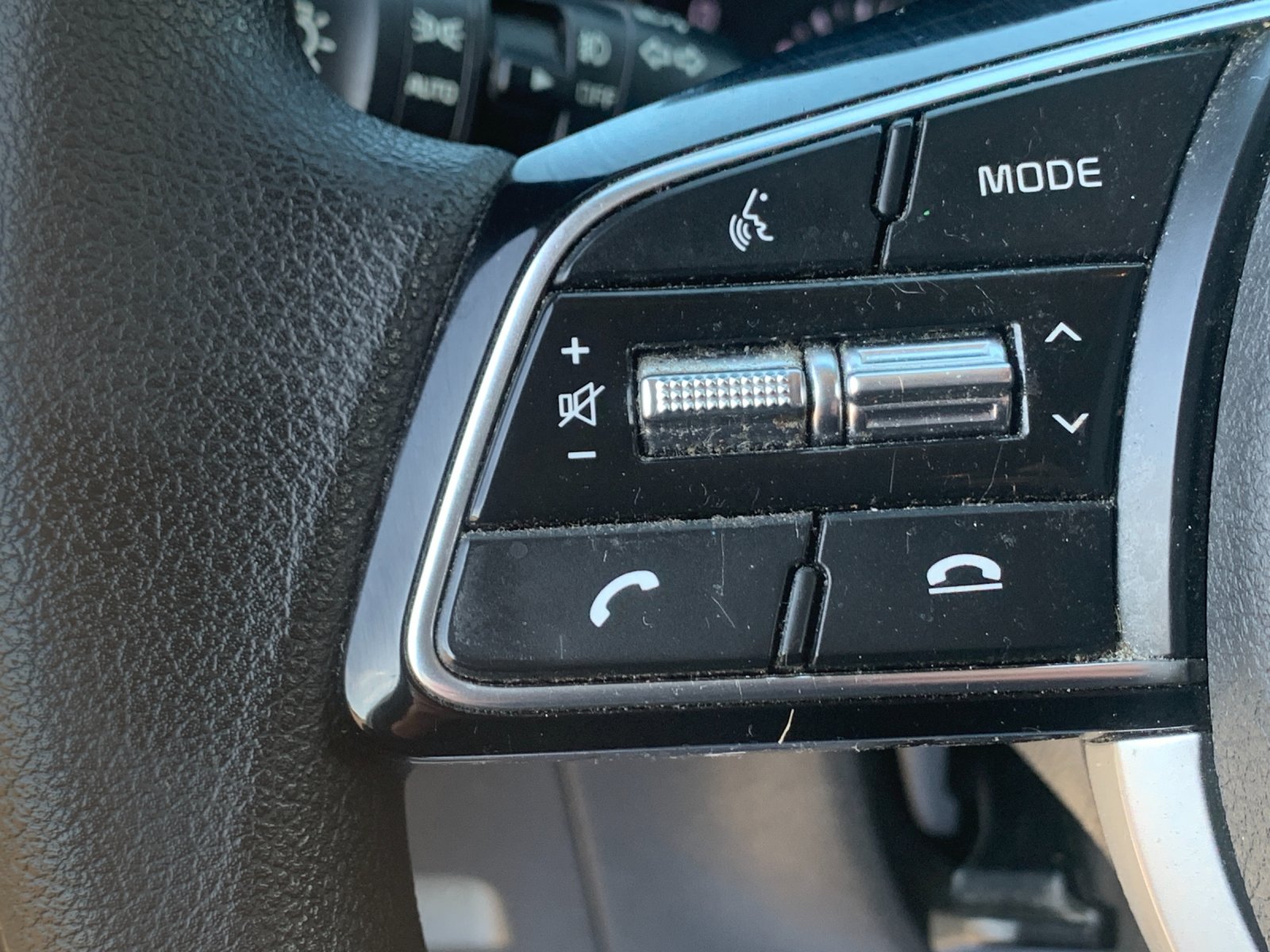 Used 2020 White Kia LX image 26