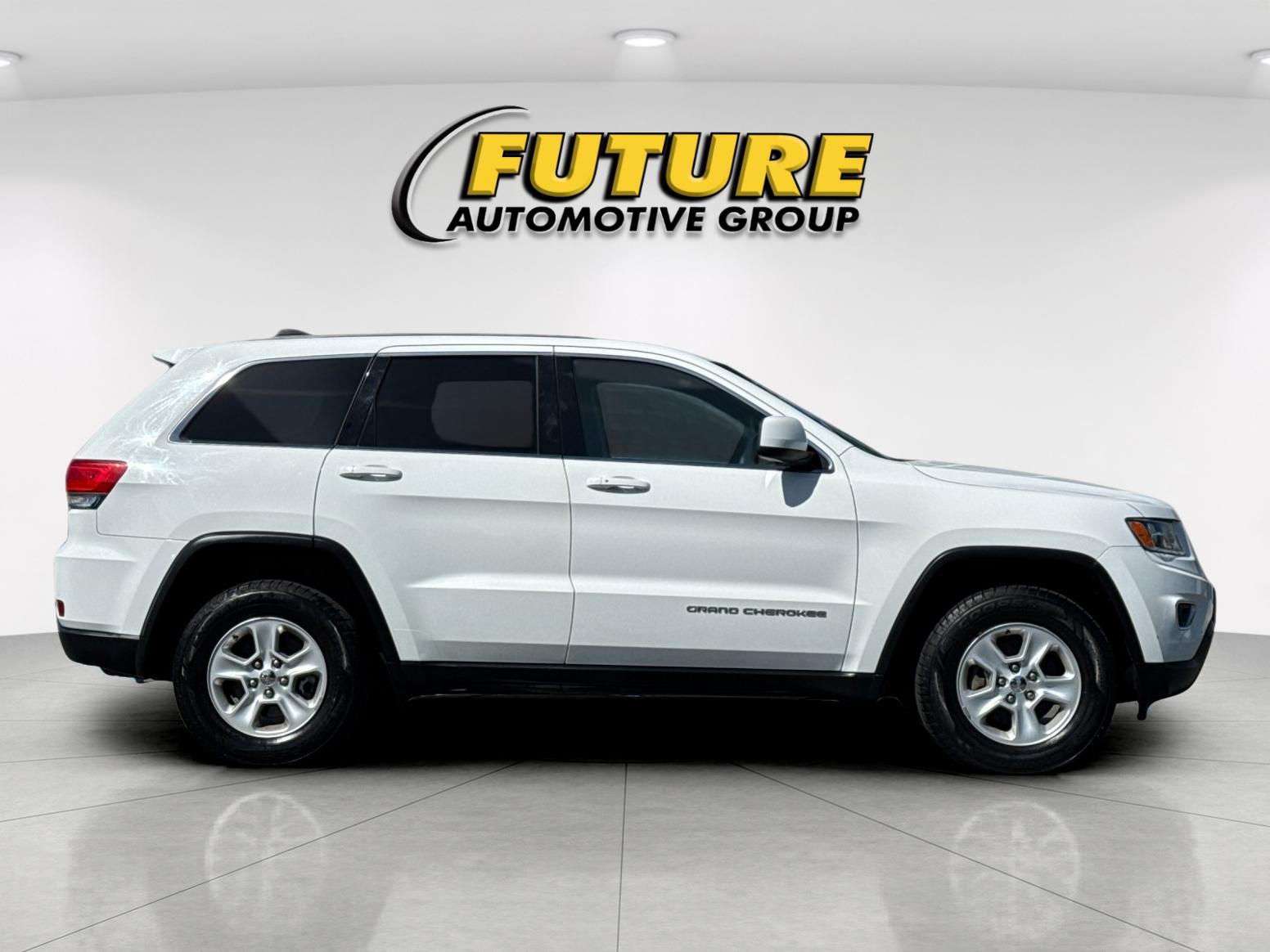 Used 2015 White Jeep Laredo image 3