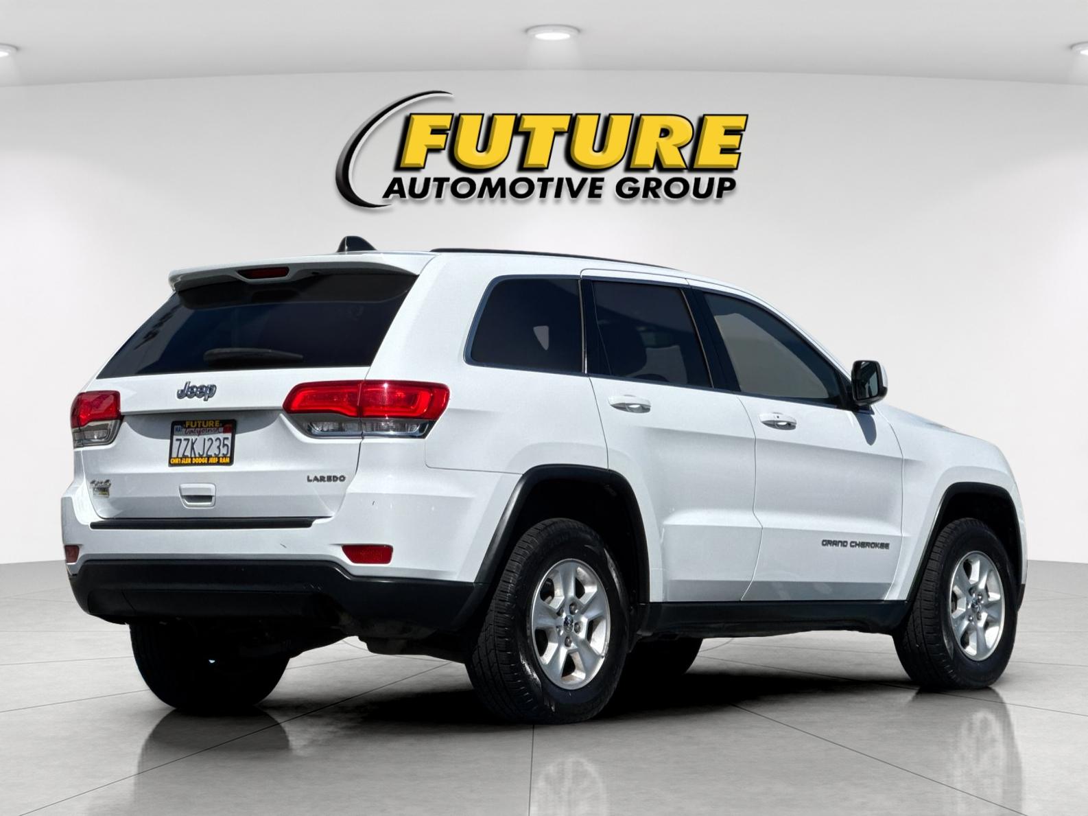 Used 2015 White Jeep Laredo image 4