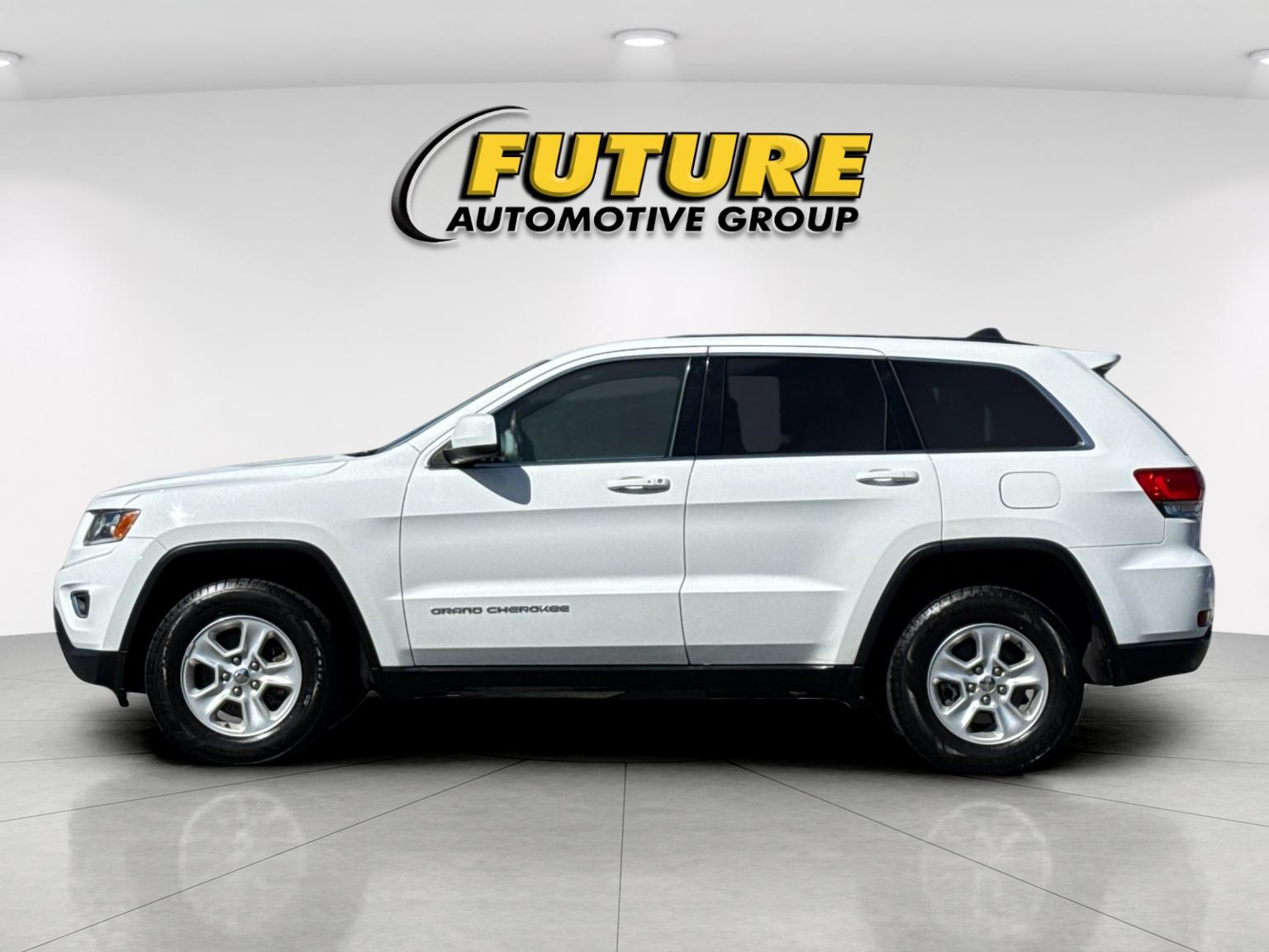Used 2015 White Jeep Laredo image 7