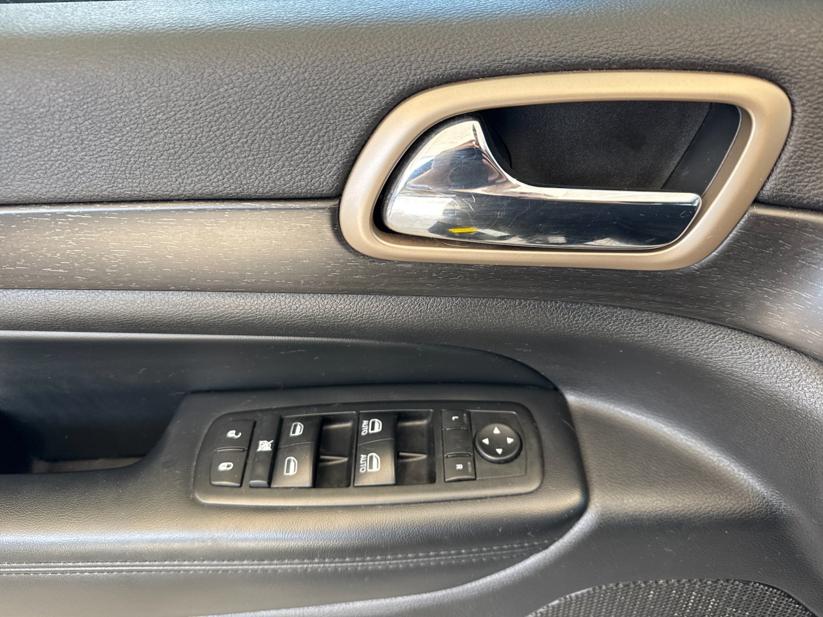 Used 2015 White Jeep Laredo image 11
