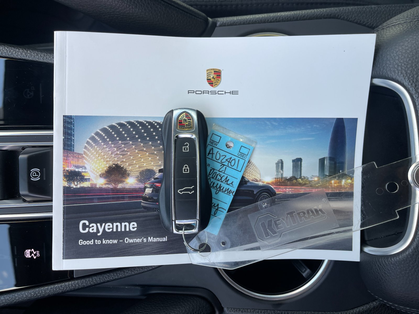 Used 2021  Porsche Base image 10