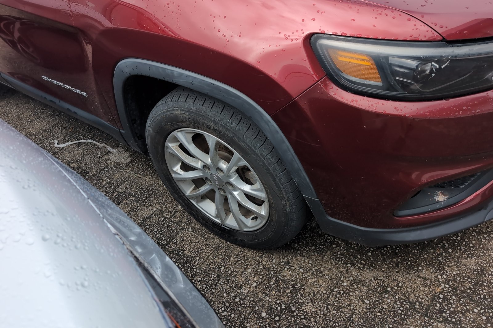 Used 2019 Red Jeep Latitude image 3