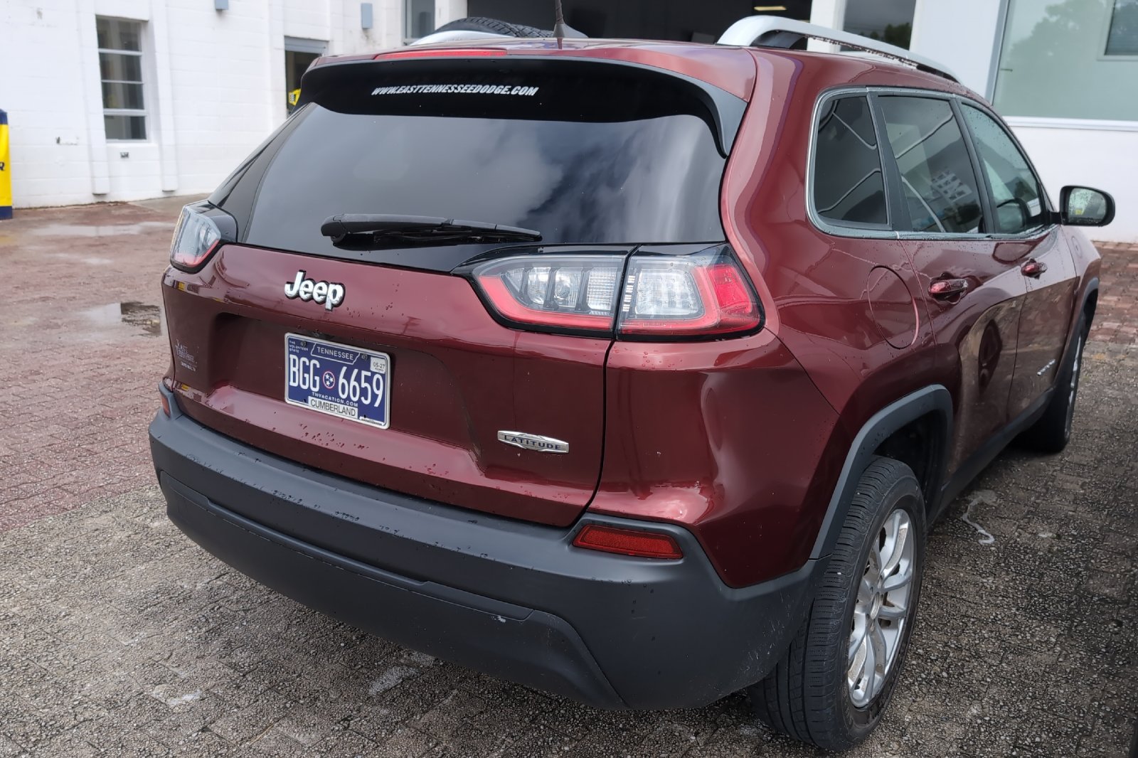 Used 2019 Red Jeep Latitude image 6
