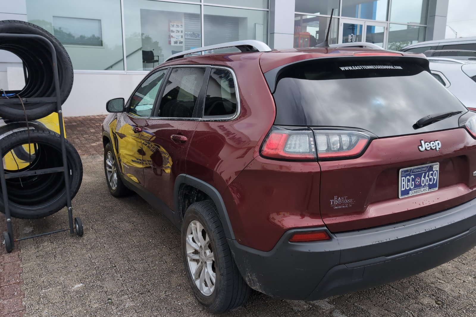 Used 2019 Red Jeep Latitude image 9