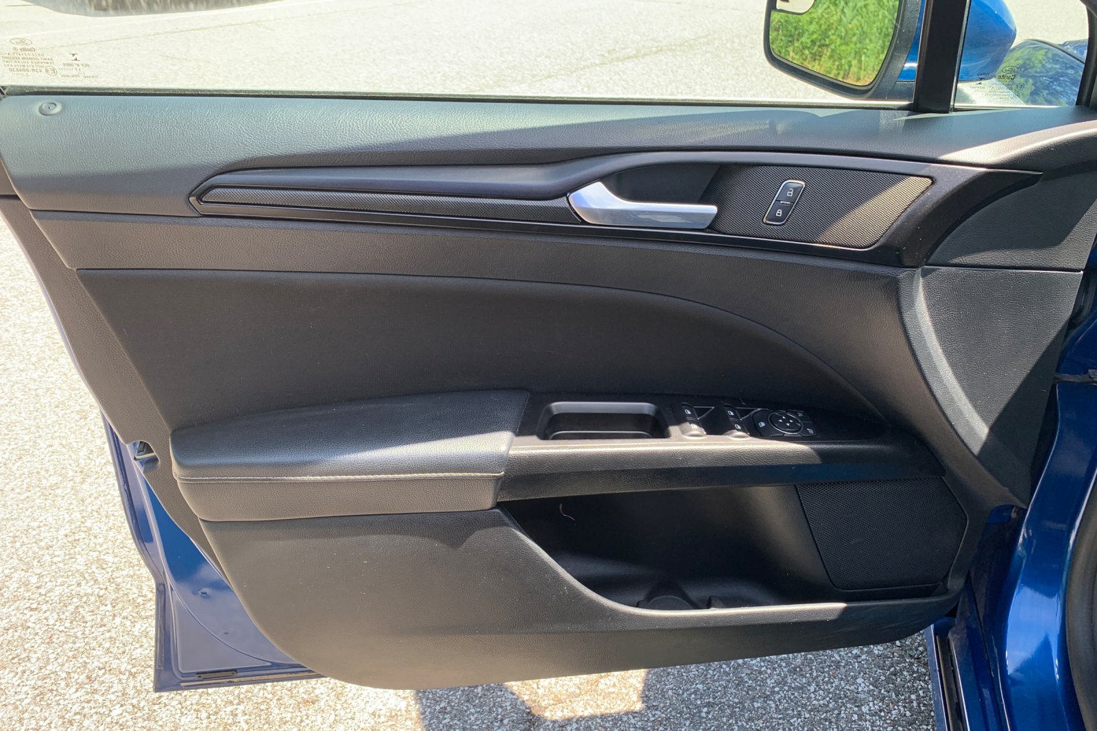 Used 2018 Lightning Blue Ford SE image 12