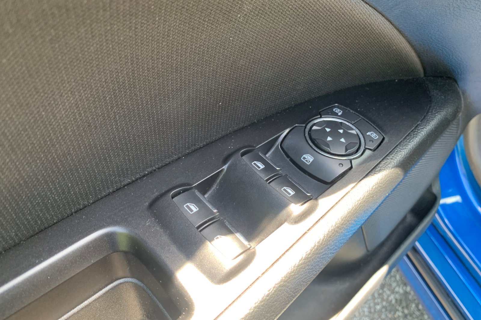 Used 2018 Lightning Blue Ford SE image 13