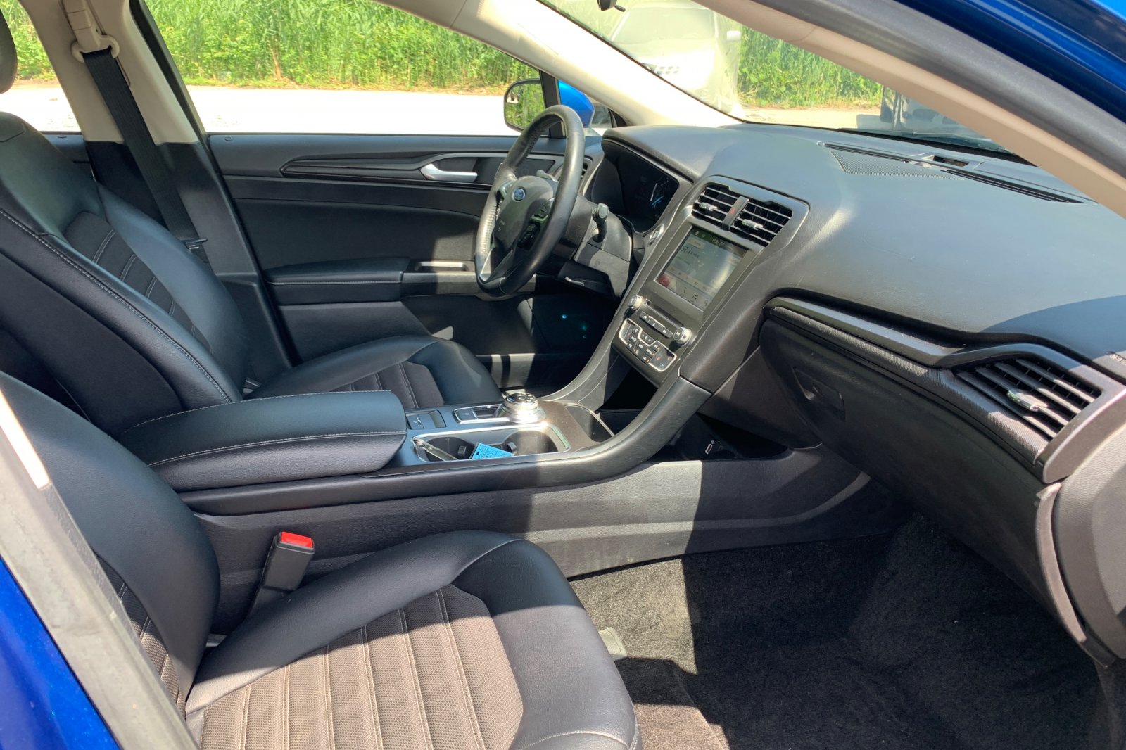 Used 2018 Lightning Blue Ford SE image 18