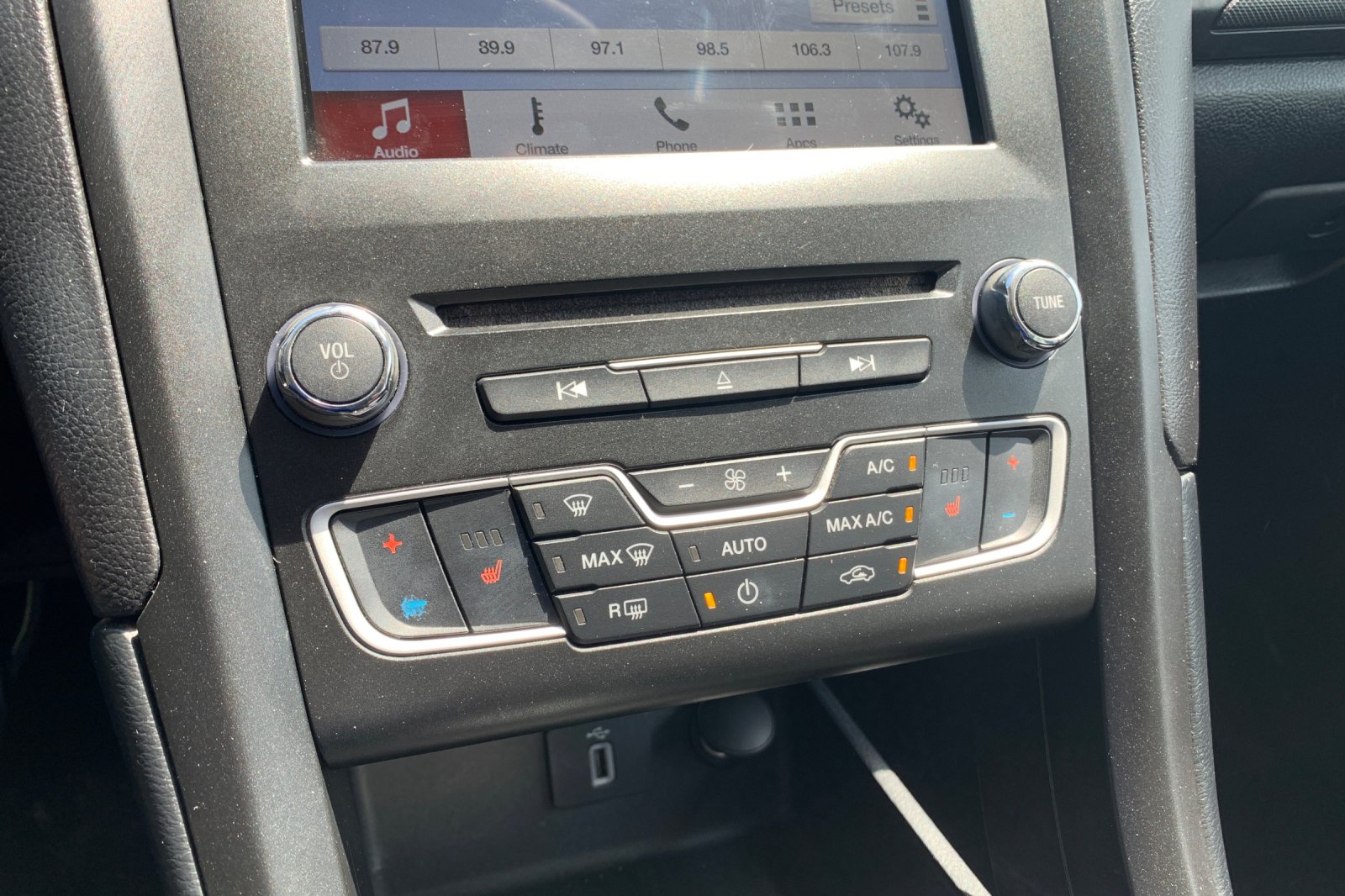 Used 2018 Lightning Blue Ford SE image 23