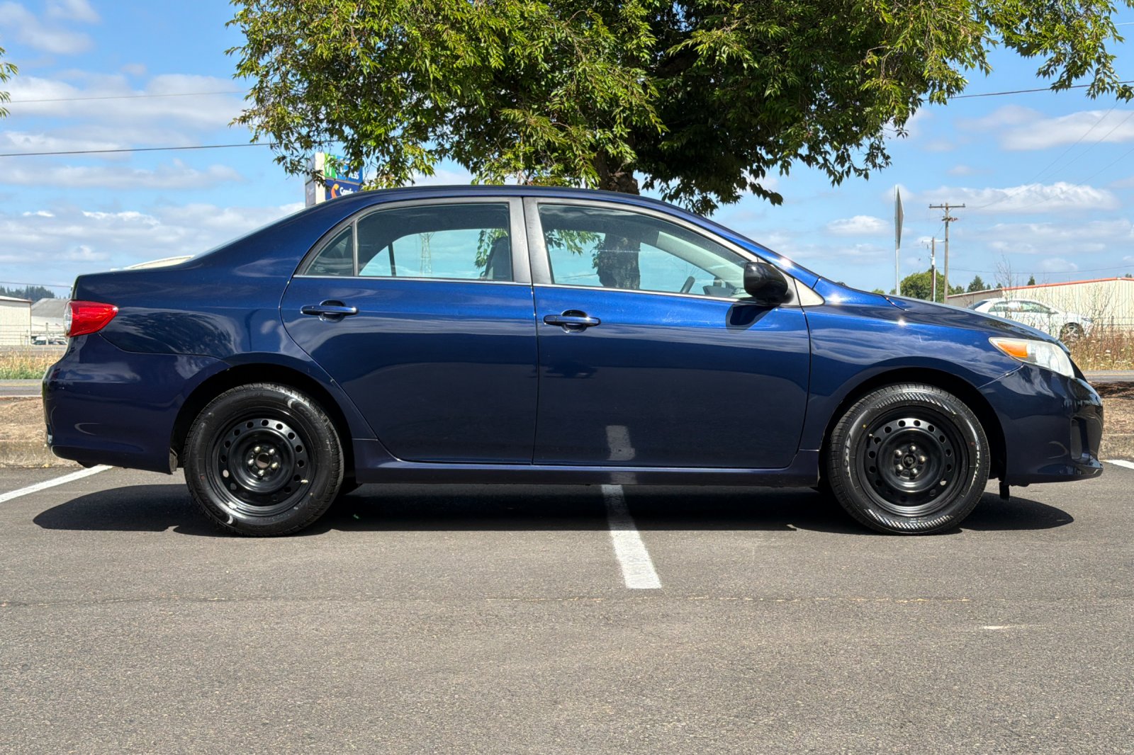 Used 2013 Blue Toyota LE image 3
