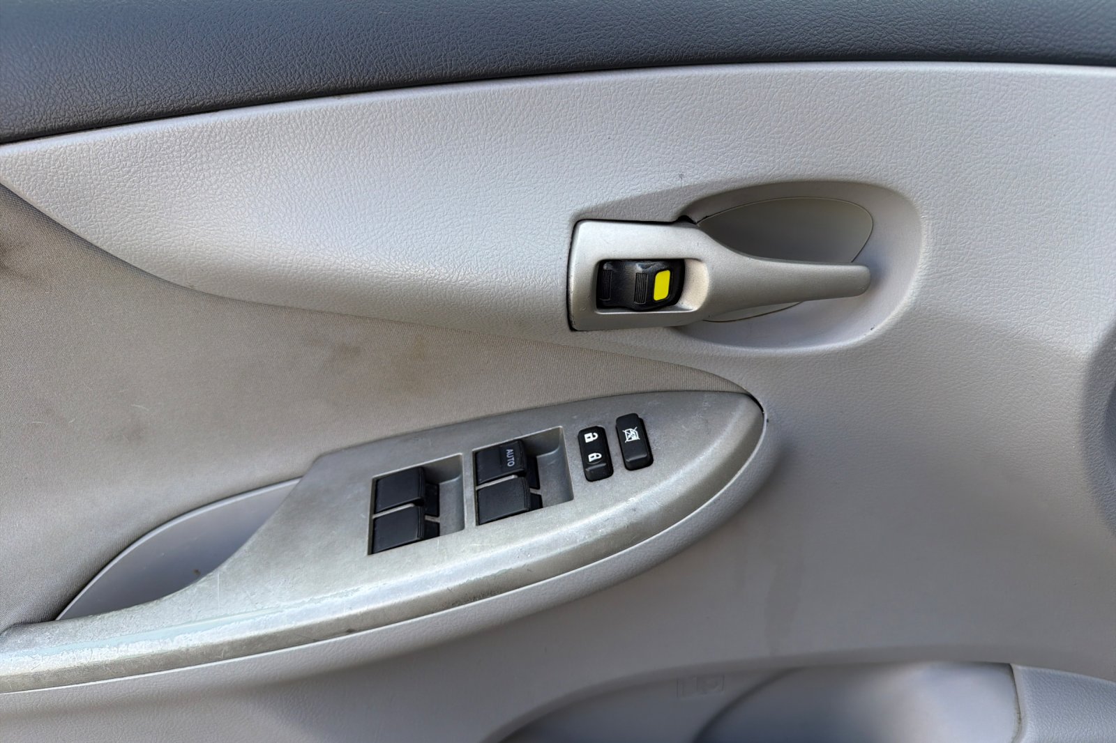 Used 2013 Blue Toyota LE image 11