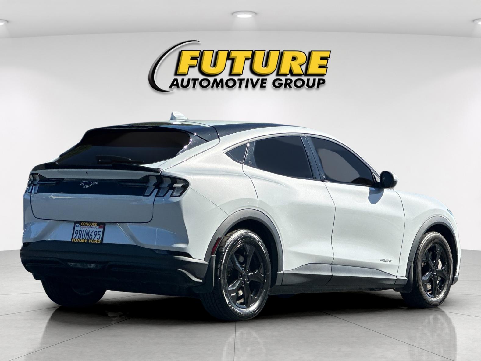 Used 2022 White Ford Select image 3