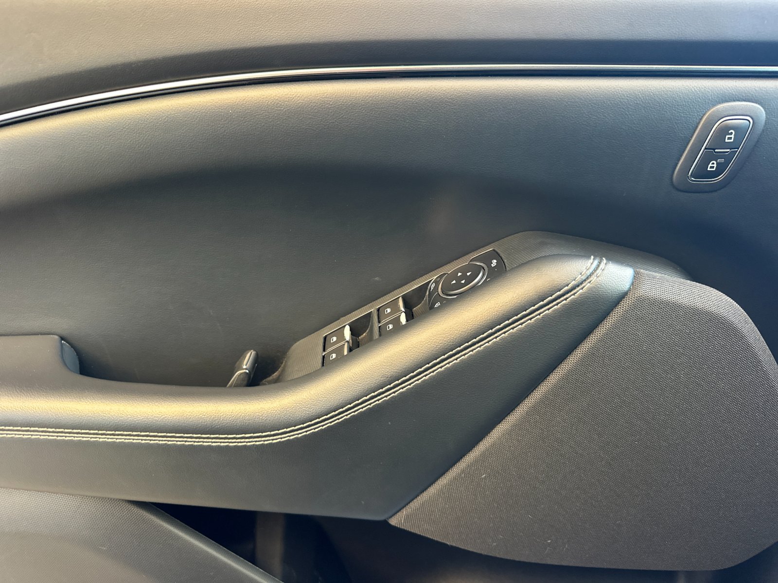 Used 2022 White Ford Select image 10