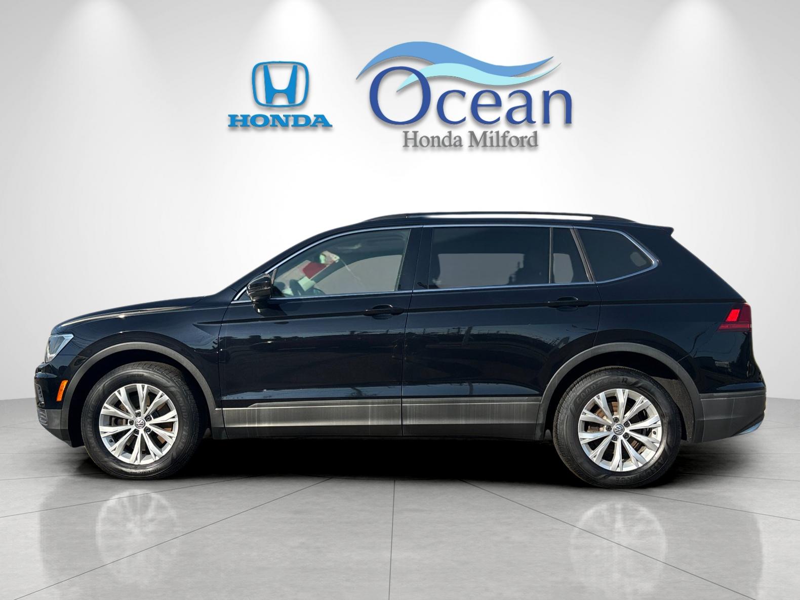 Used 2019 Deep Black Pearl Volkswagen 2.0T SE image 6