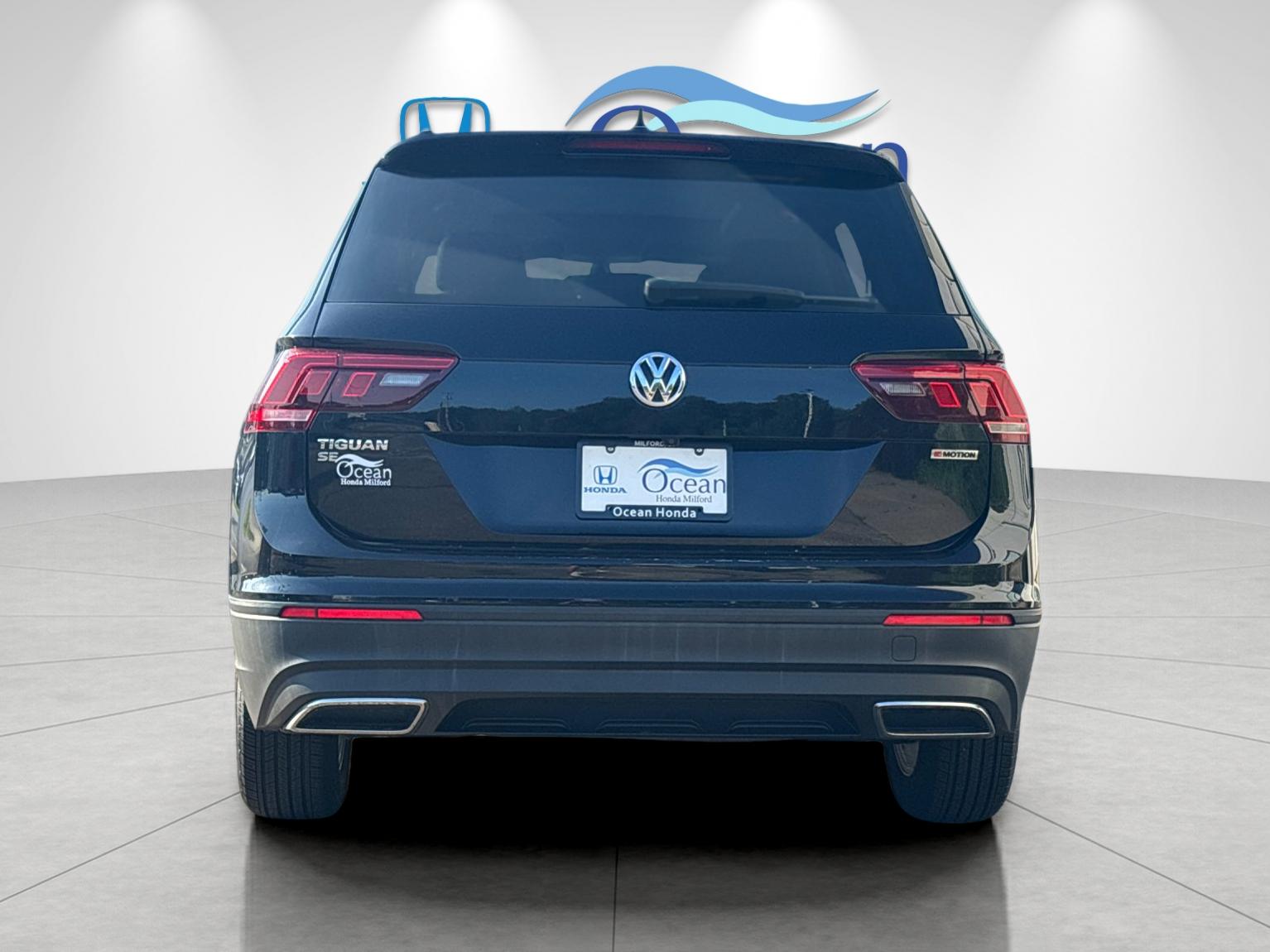Used 2019 Deep Black Pearl Volkswagen 2.0T SE image 4